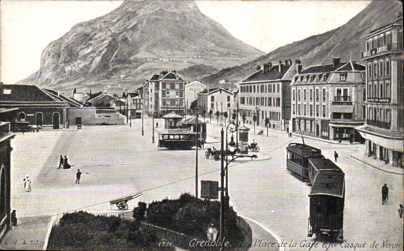 Grenoble CPA La place de la gare et le casque de Neron (tramway)