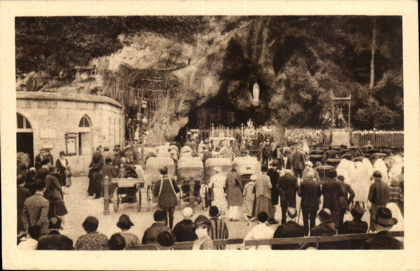 Lourdes CPA Malades devant la grotte