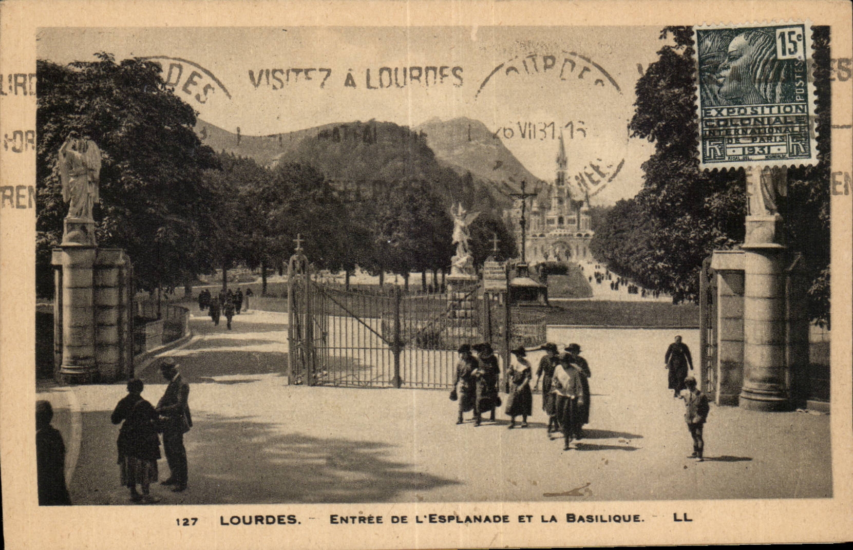 Lourdes CPA Entree de l'esplanade et la basilique