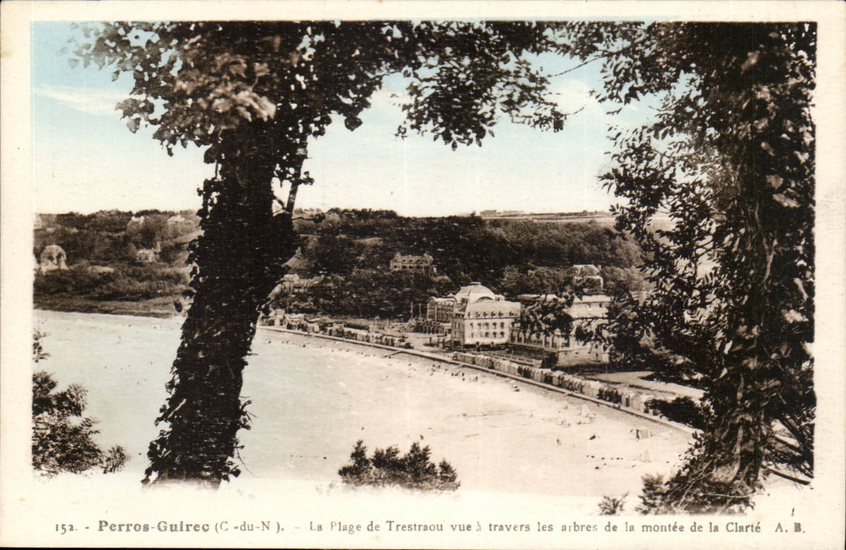Perros Guirec CPA La plage de Trestraou vue a travers les arbres de la montee de la Clarte