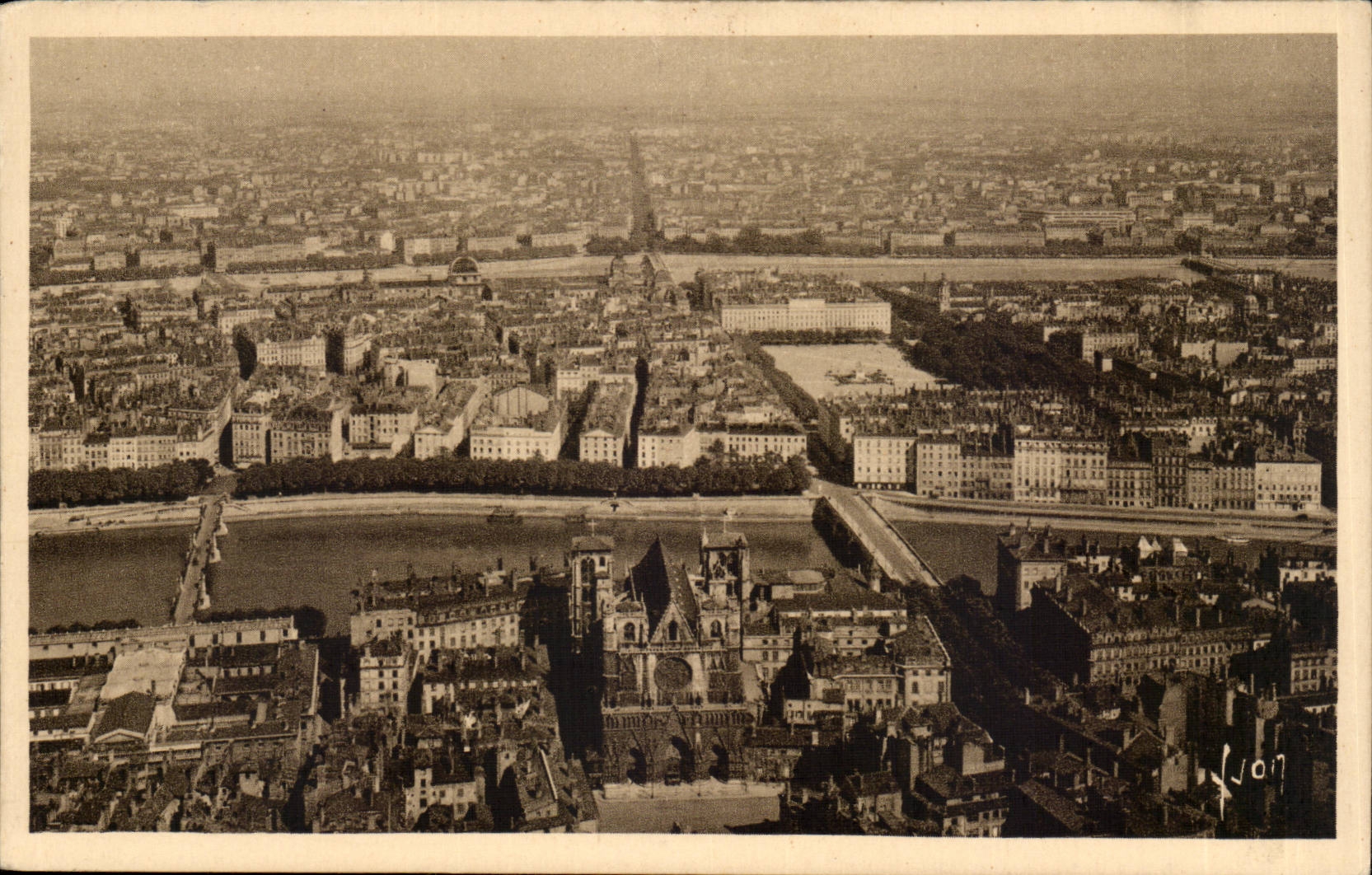 Lyon CPA Vue generale au premier plan la cathedrale St Jean