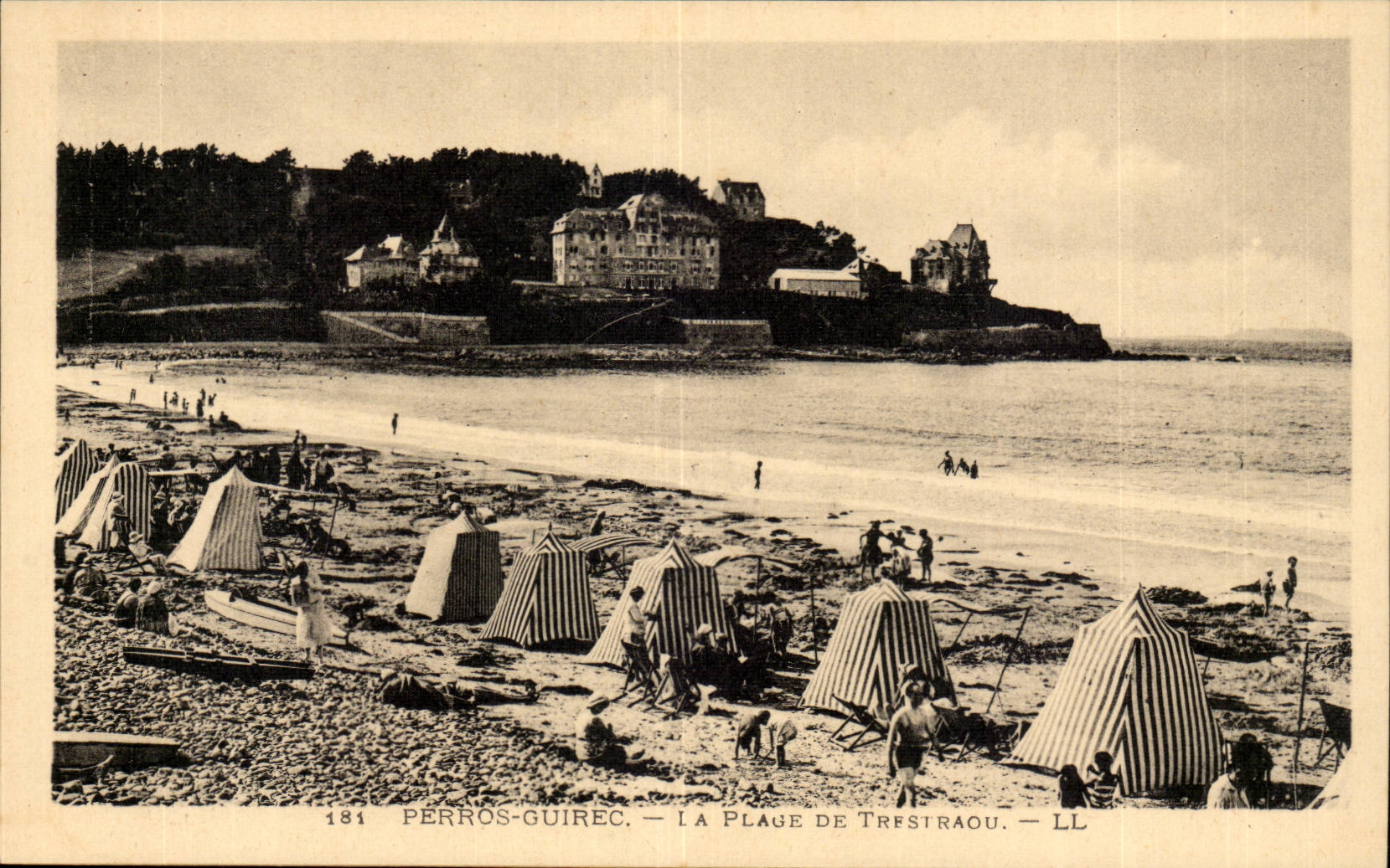 Perros Guirec CPA La plage de Trestraou