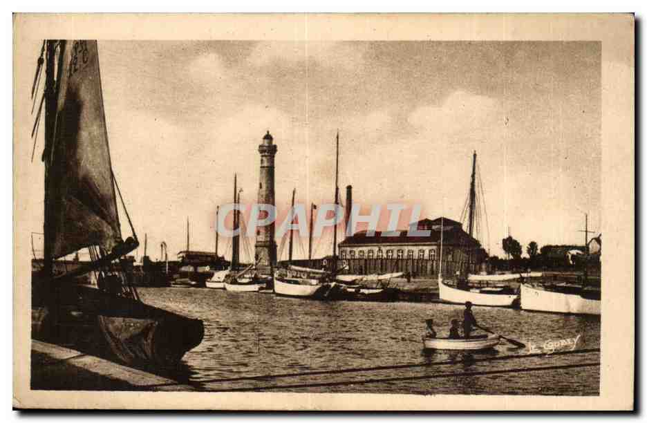 Ouistreham Riva Bella CPA Le port et les yachts Au centre le phare (lighthouse)