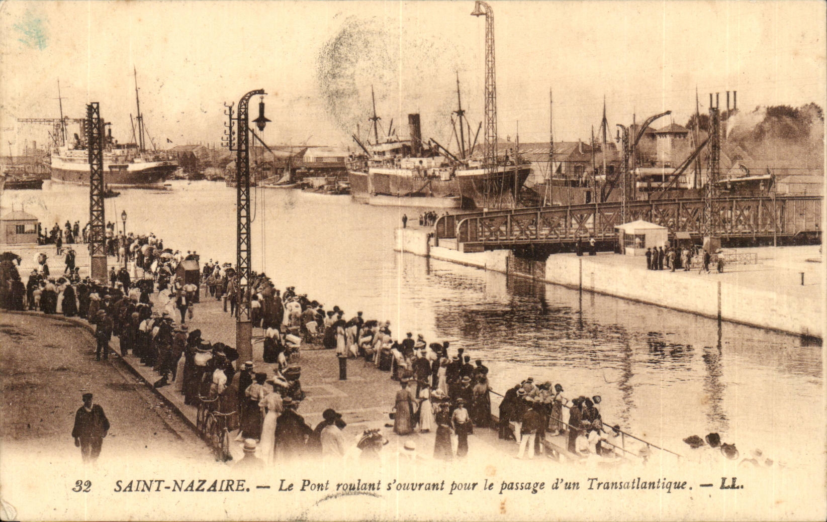 Saint Nazaire CPA Le pont s'ouvrant pour le passage d'un transatlantique