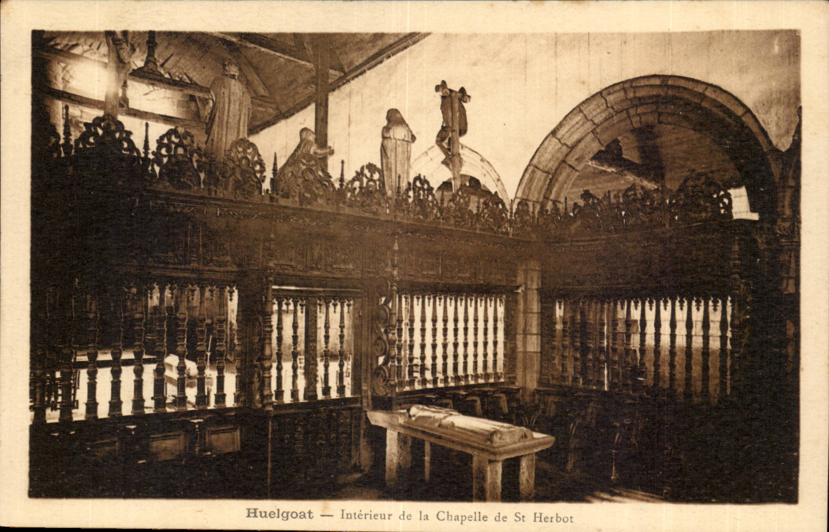 Huelgoat CPA Interieur de la chapelle de St Herbot