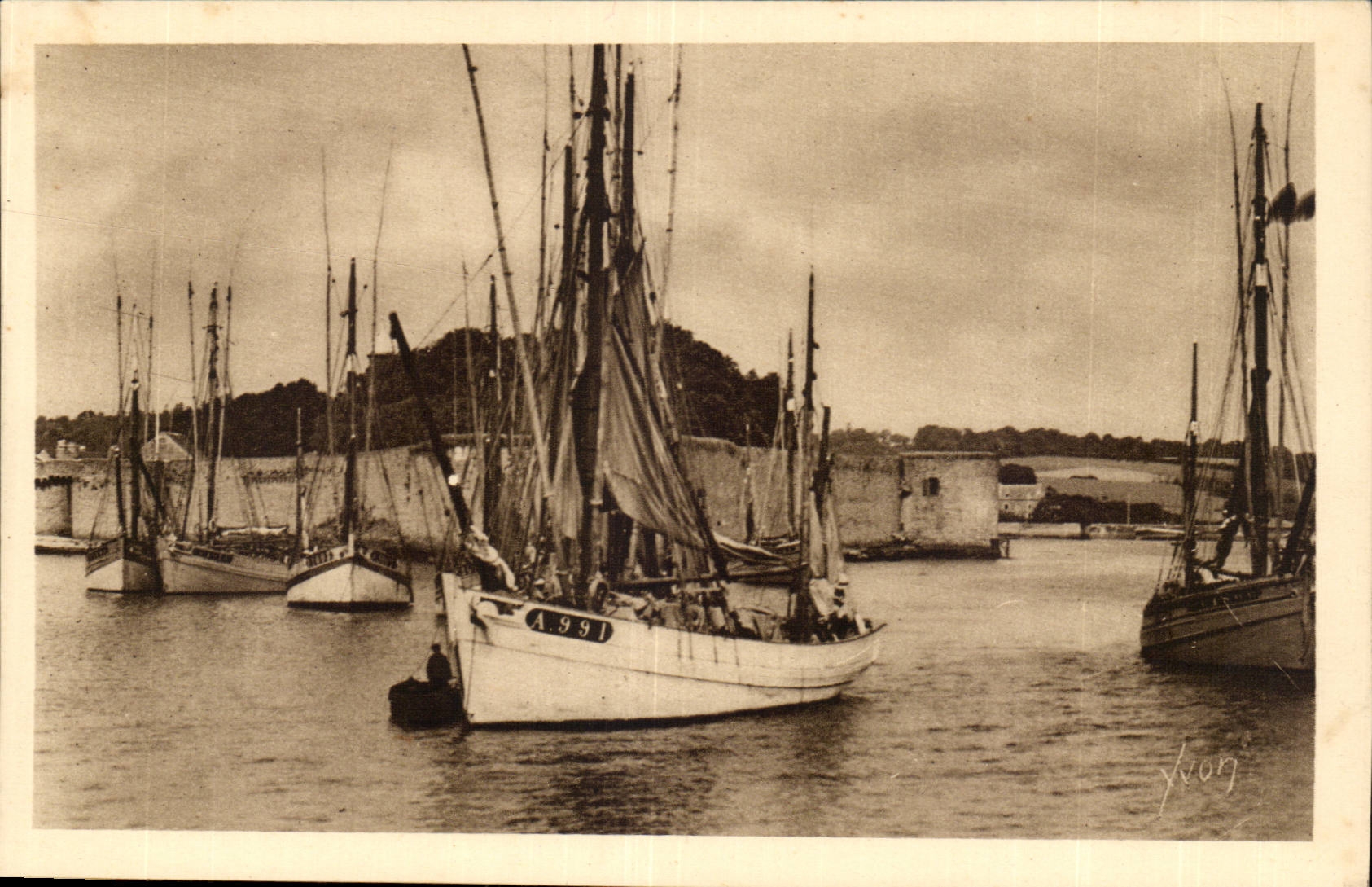 Concarneau CPA Les thonniers au port