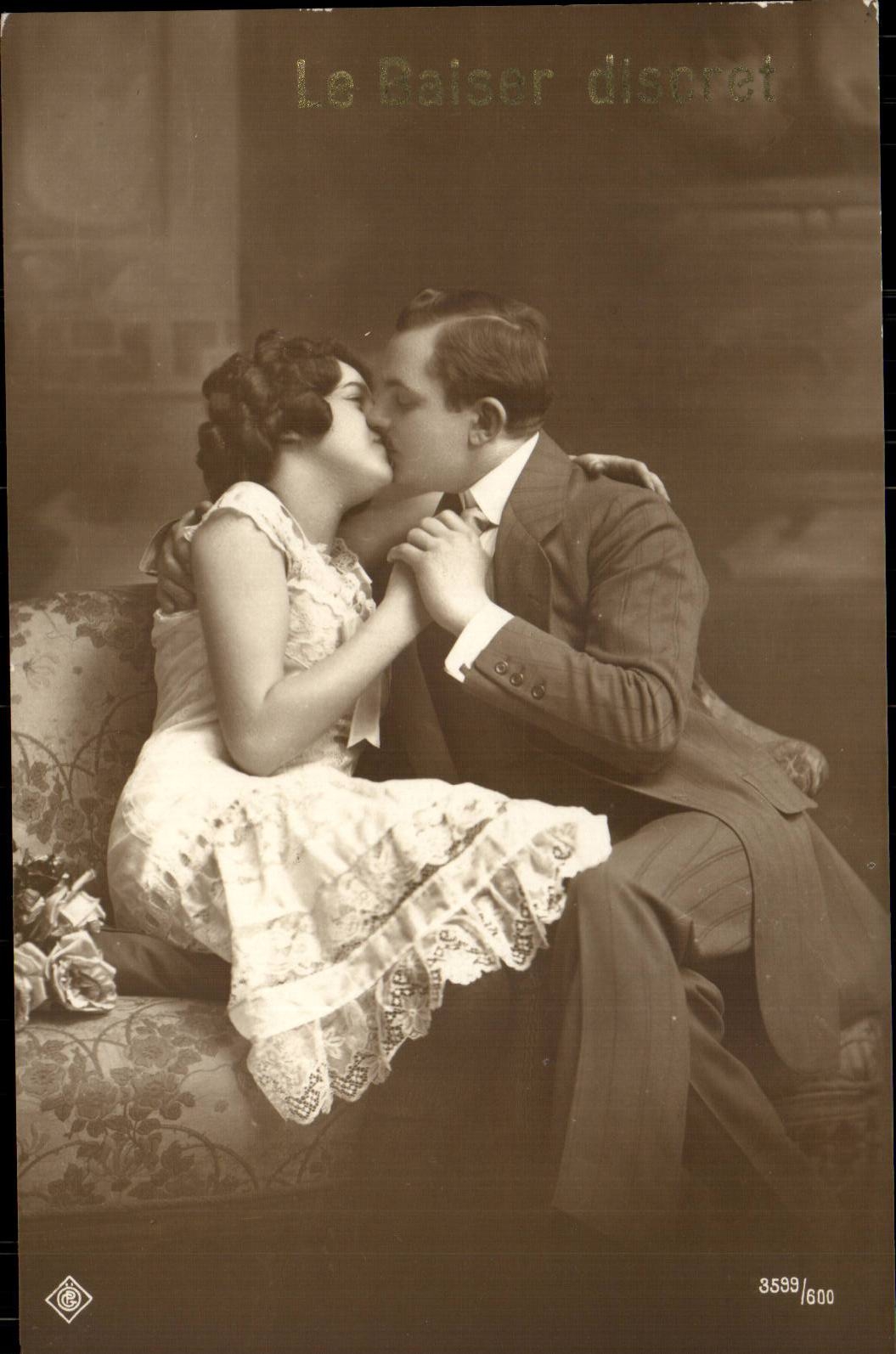 CPA Fantaisie Le baiser discret Couple