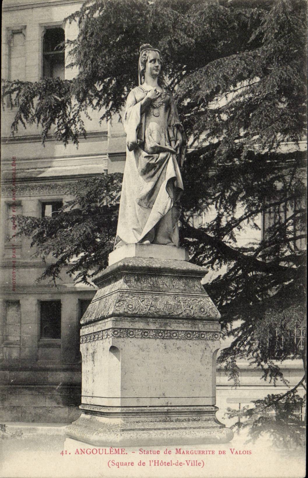 Angoulême - Statue de Marguerite de Valois au Square de l'Hôtel-de-Ville