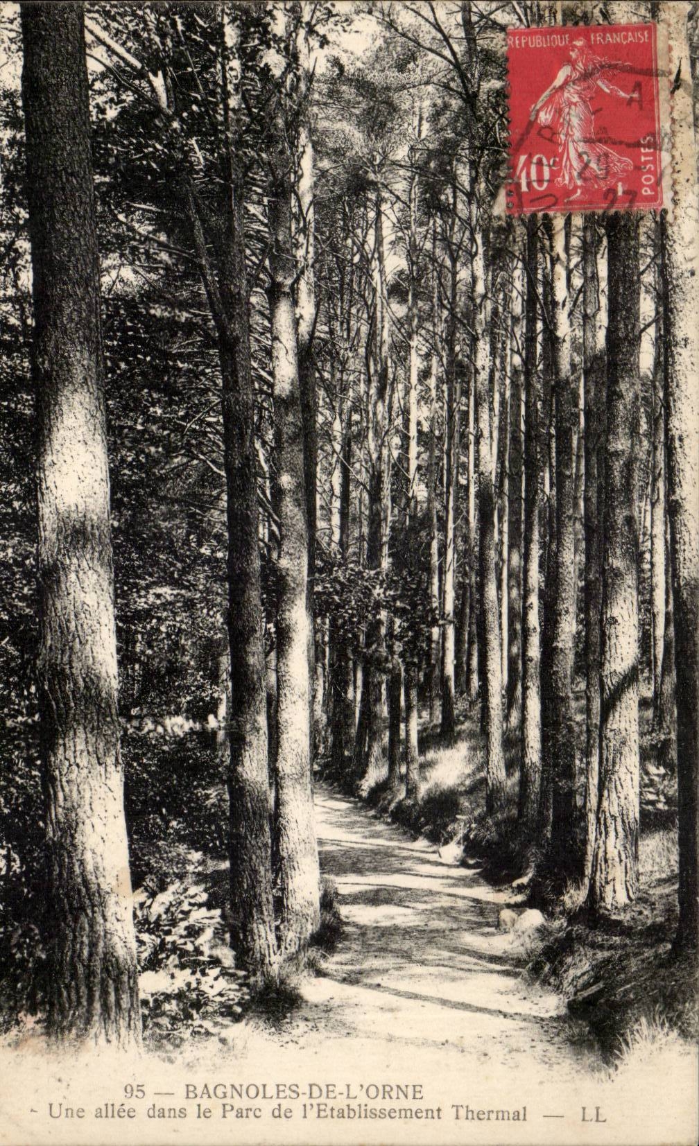 Bagnolles-de-l'Orne — Une allée dans le Parc de l'Établissement Thermal — LL