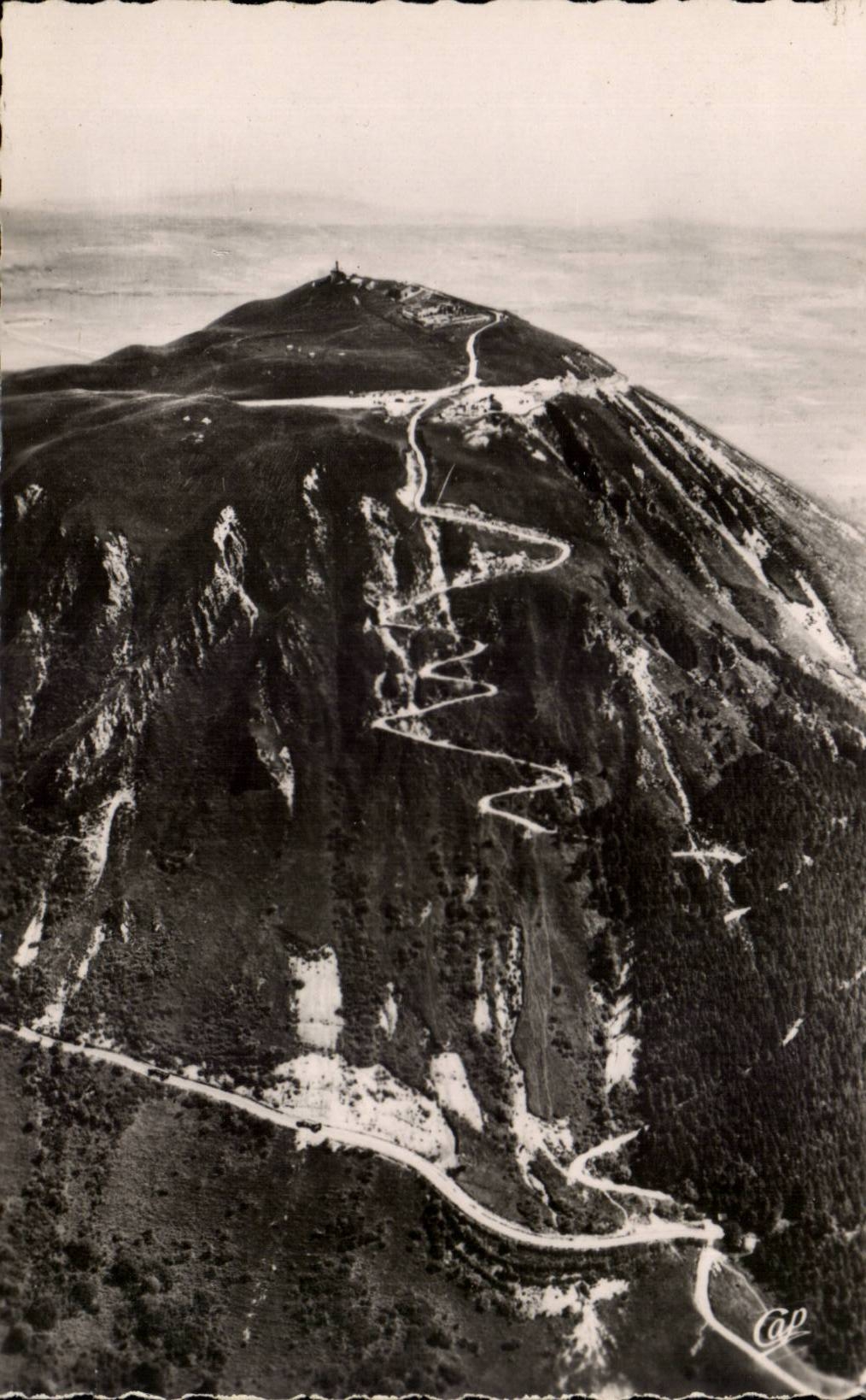 Vue aérienne du Col de Ceyssat — Autoroute à gauche et voie romaine — éditeur : Ch. des Arts Photomac