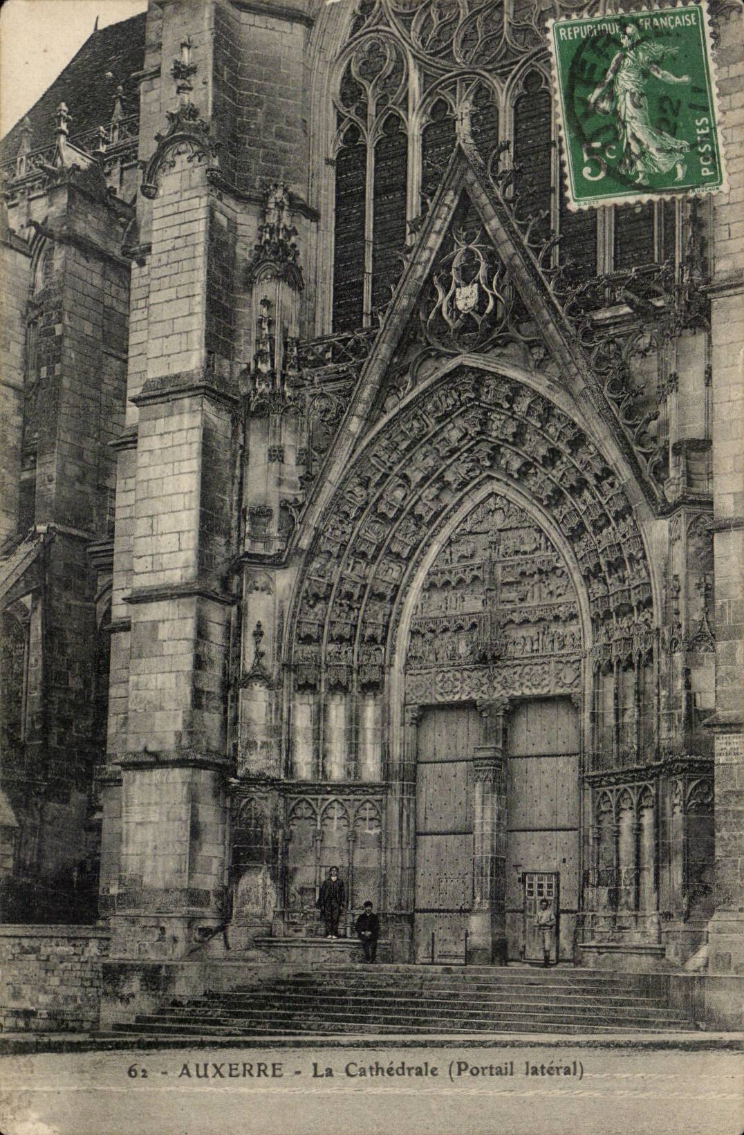 Auxerre - La Cathédrale (Portail latéral) — éditeur inconnu, n° 62