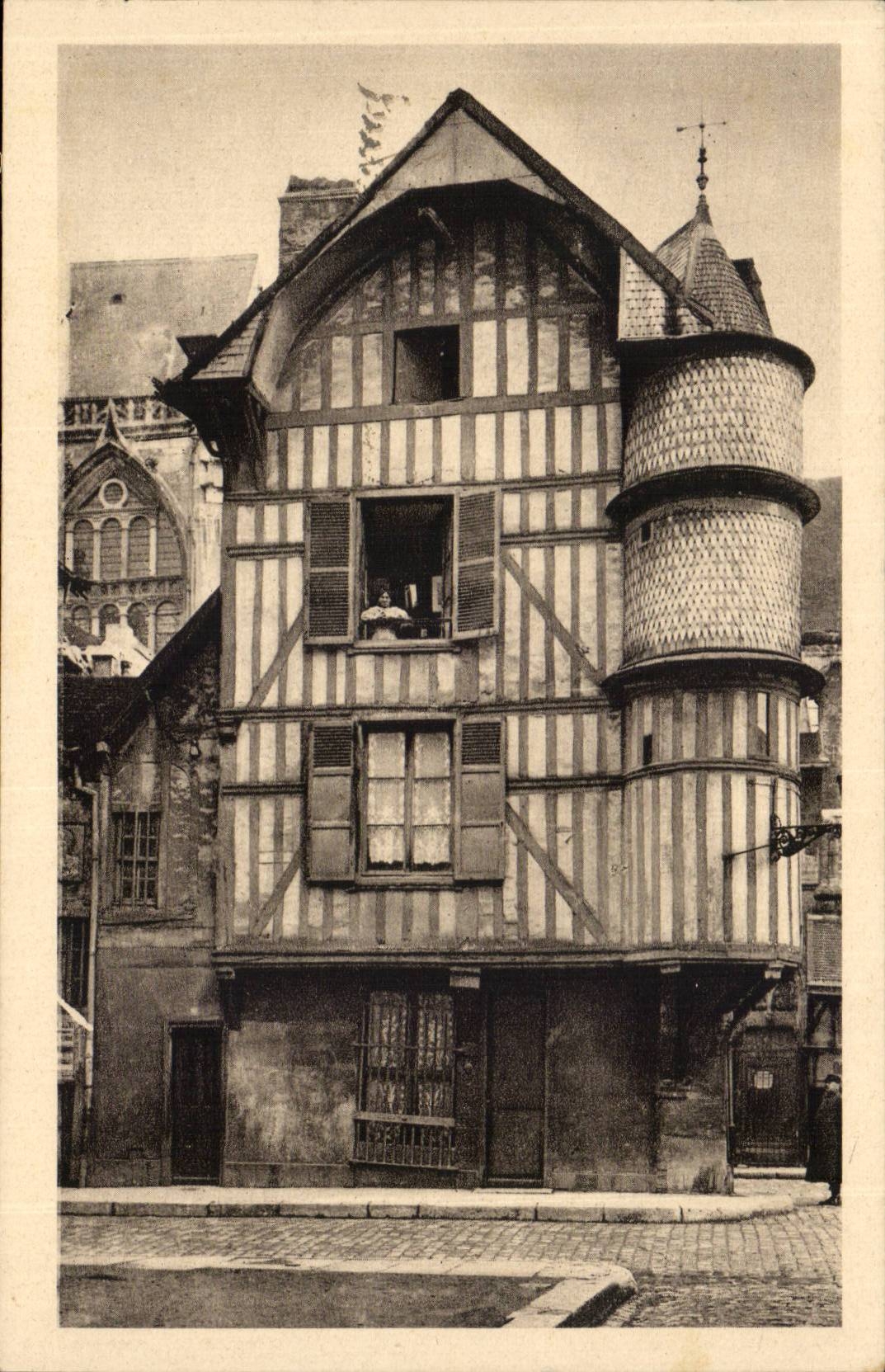 Troyes (Aube) - Rue Champeaux, 9 — La Tourelle de l'Orfevre — Ancienne construction de bois du XVIIe siècle avec sa curieuse tourelle d'escalier