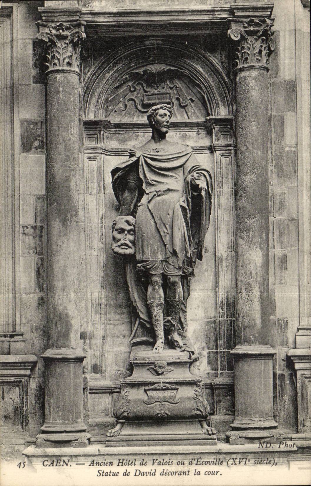 Caen CPA Ancien hotel de Valois ou d'Ecoville (16eme) Statue de David decorant la cour
