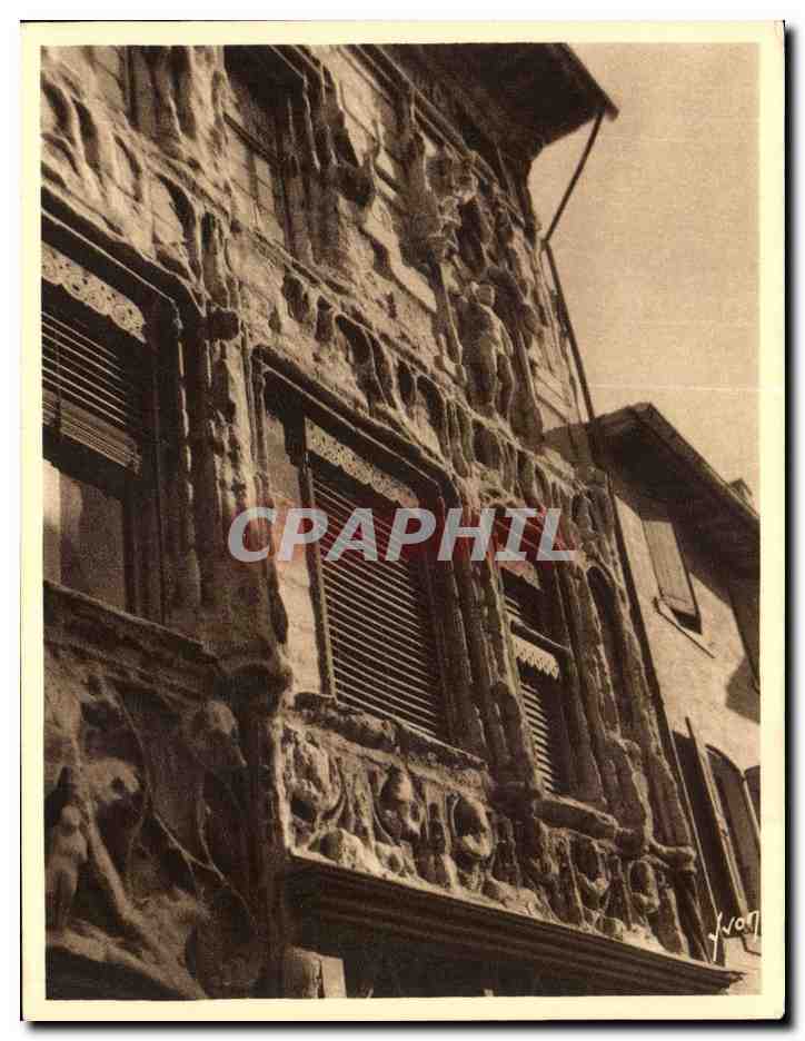 Façade sculptée d'un bâtiment — détail architectural — Yvon