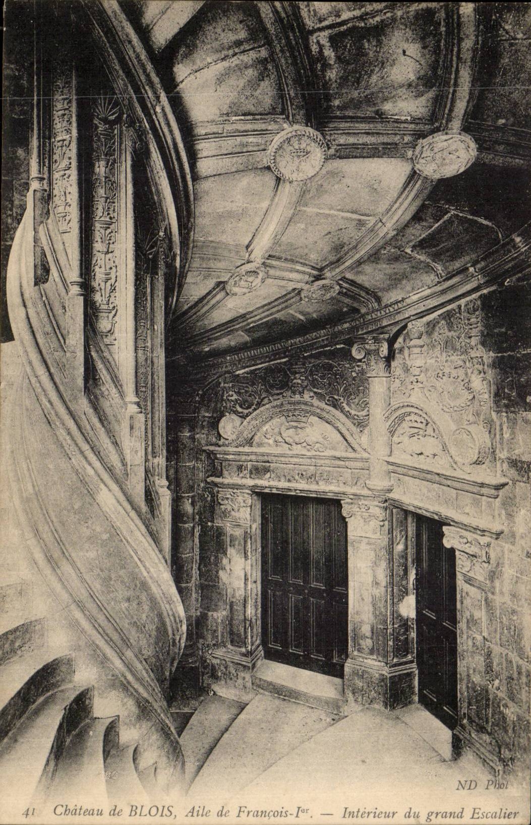 Chateau de Blois CPA Aile de Francois 1er Interieur du grand escalier