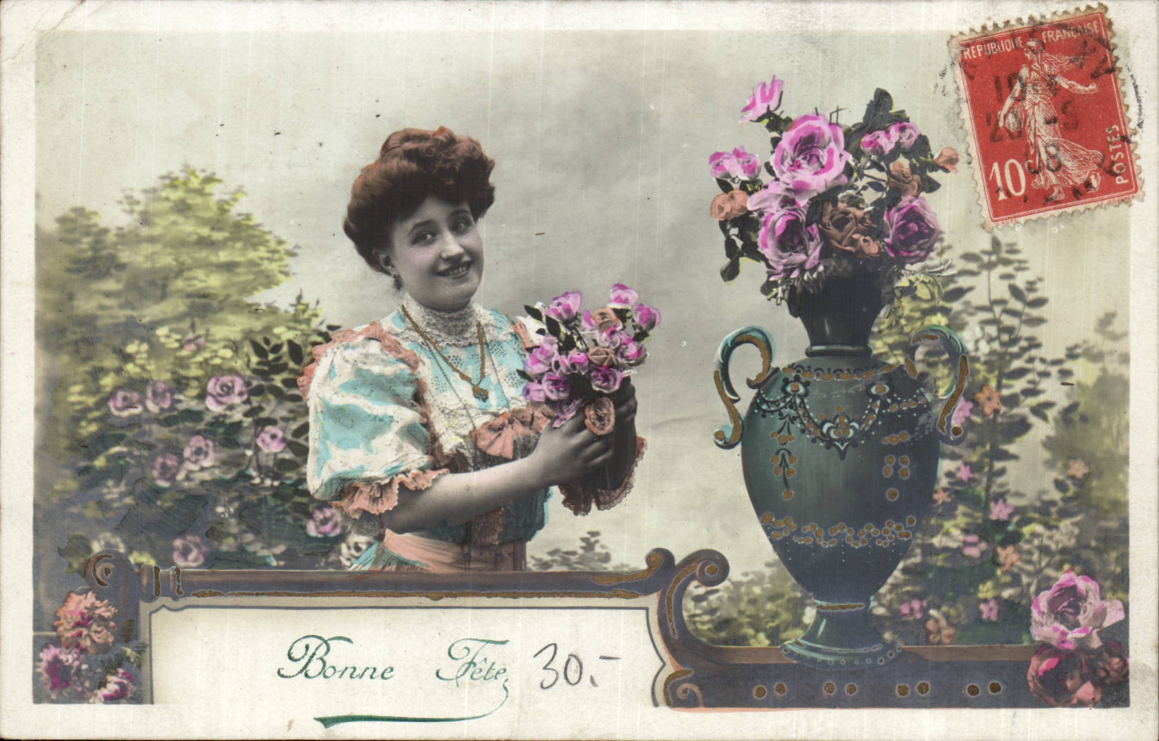 Femme avec roses — carte postale de vœux — éditeur inconnu, n° de série non visible