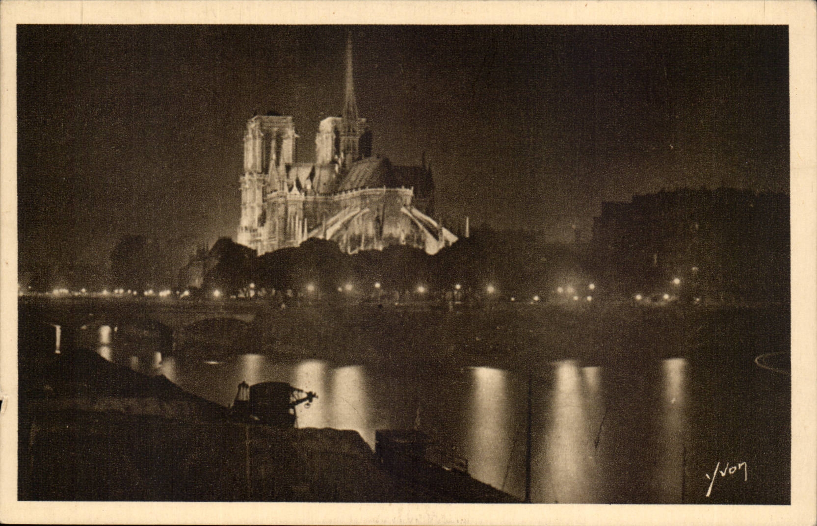 Paris (3eme) CPA Notre DAme illuminee