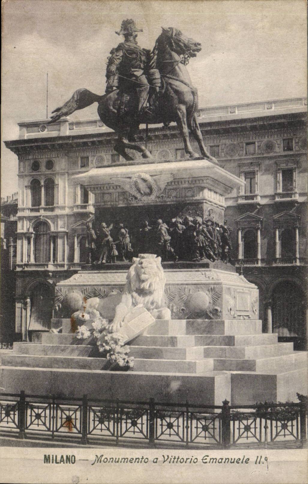 Italie Italie Milano CPA Monumento a Vittorio Emanuelle II (lion)