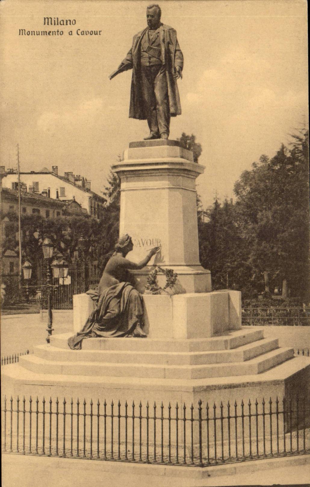 Italie Italie Milano CPA Monumento a Cavour