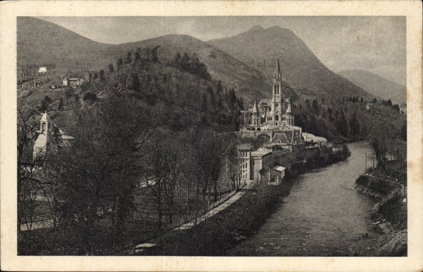 Lourdes - Basilique et Monument Interalle CPA 