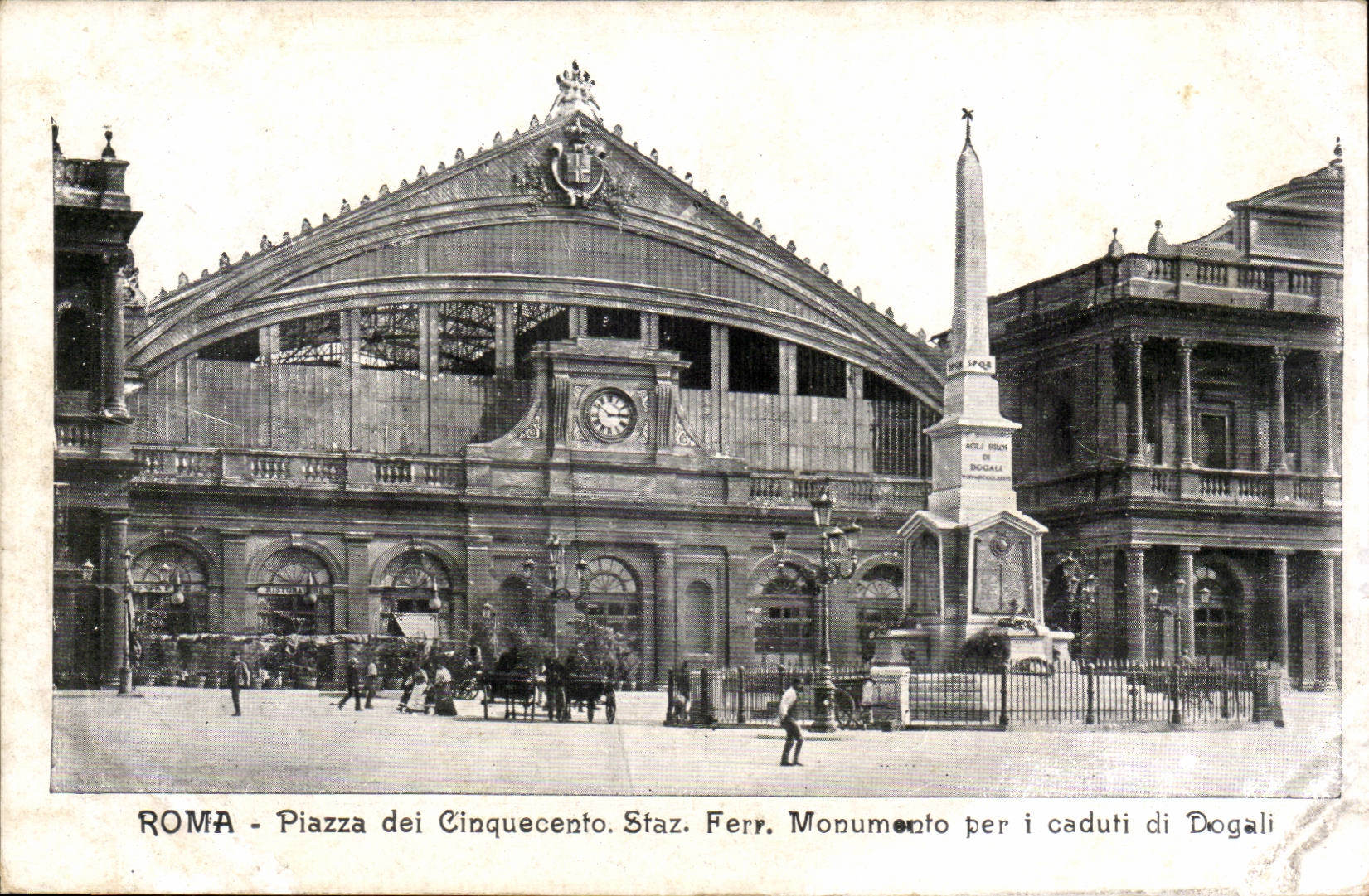 Italie Italia Roma CPA Piazza dei Cinquecento Staz Ferr Monumento per i caduti di Dogali