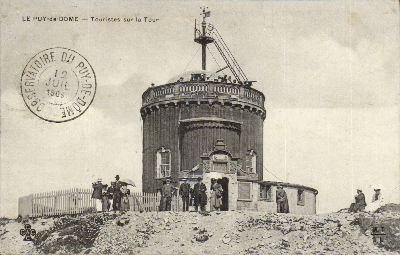 Puy de Dome- Touristes sur la Tour-CPA