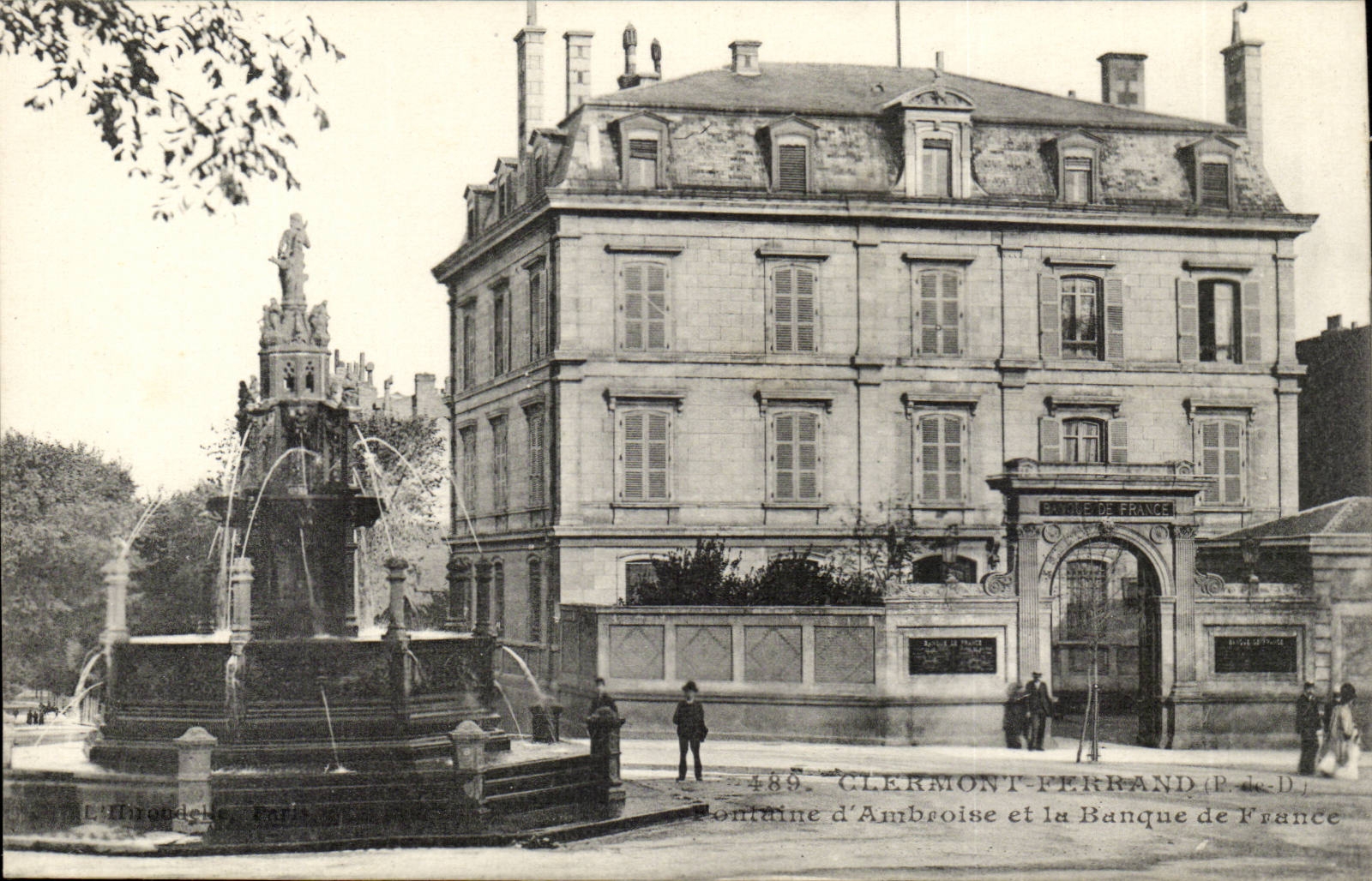 Puy de Dome- Clermont-Ferrand- Fontaine d'Ambroise et le Banque de France--CPA