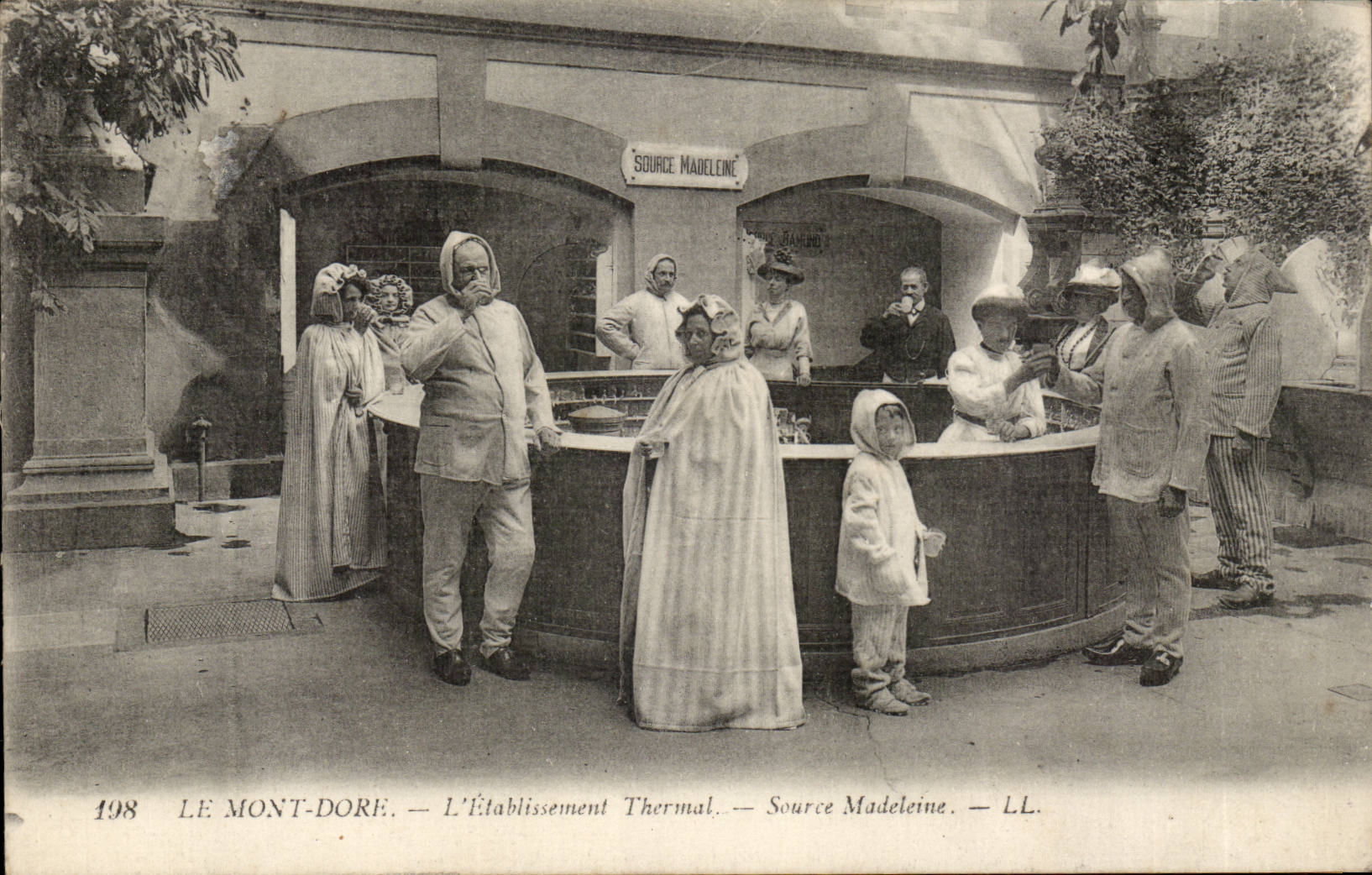 Le Mont-Dore — L'Établissement Thermal — Source Madeleine — LL. — N° 198