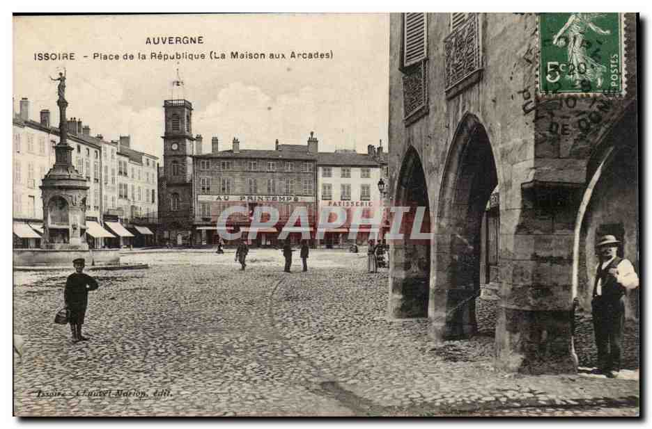 Puy de Dome-Issoire- Place de la Republique- La maison aux Arcades-CPA