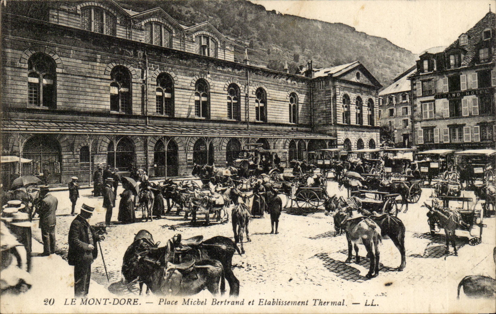 Le Mont-Dore — Place Michel Bertrand et Établissement Thermal — LL.