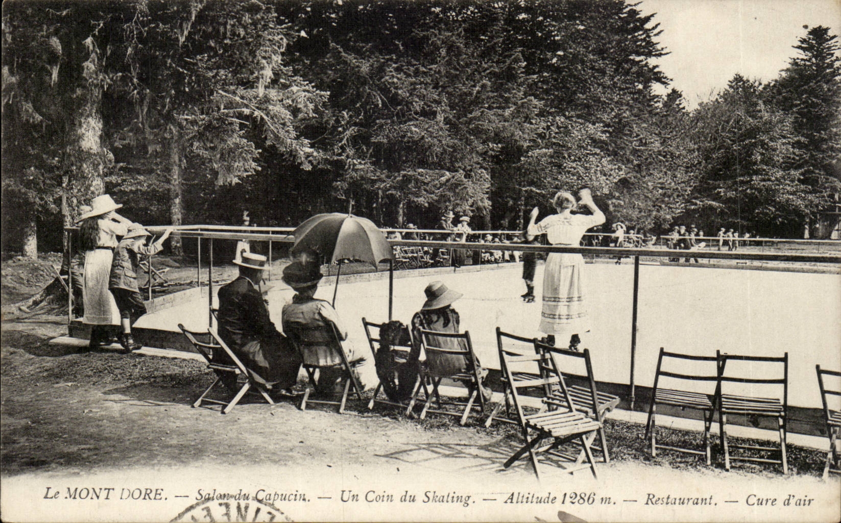 De MONT DORE — Salon van de Capucijn — Een Hoekje van het Ijsbaan — Hoogte 1286 m — Restaurant — Luchtverfrissing