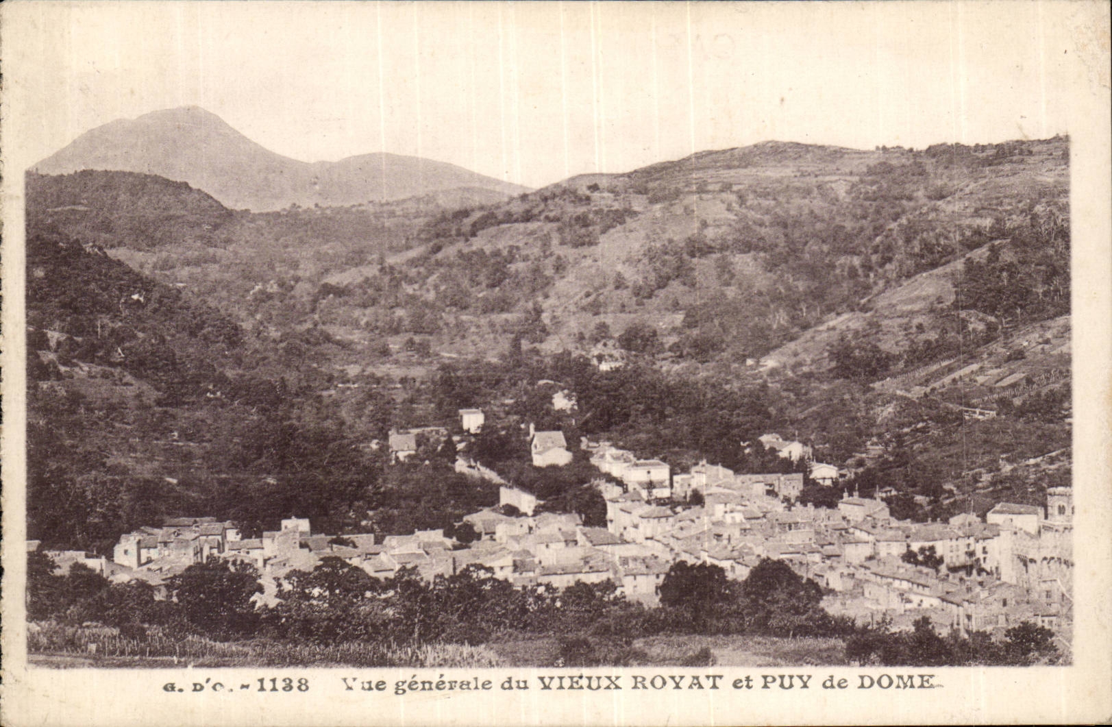 Vieux Royat et Puy de Dôme — vue générale — a.D'C. n°1138