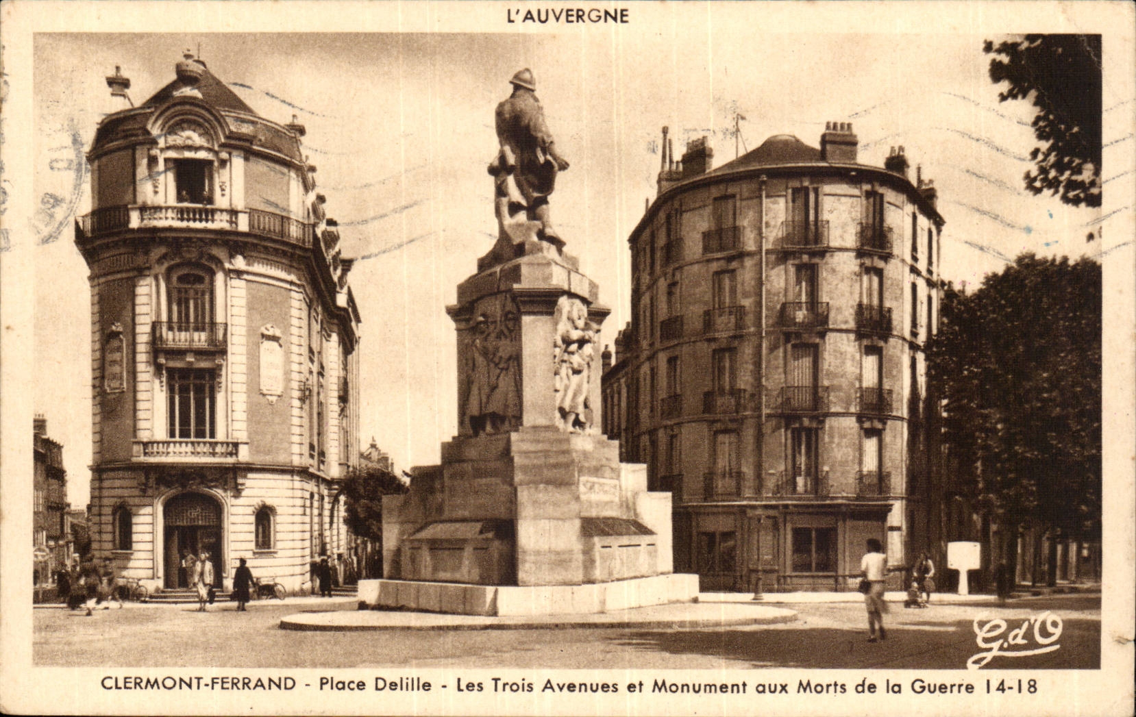 Puy de Dome-Clermont-Ferrand- Place Defille - Les Trois Avenues et Monument aux Morts de la Guerre-CPA 