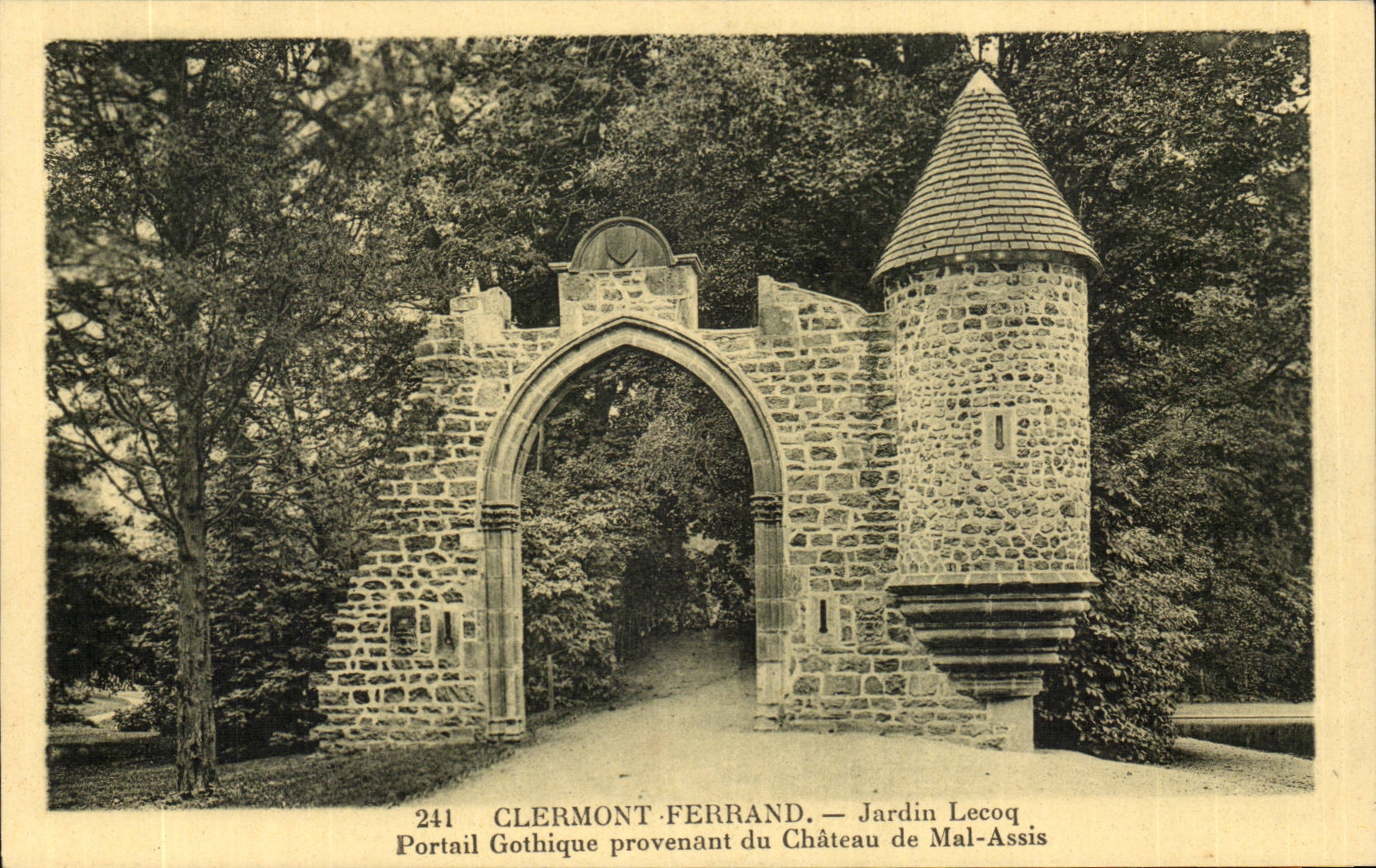 Puy de Dome- Clermont-Ferrand-Jardin Lecoq- Portail Gothique provenant du Chateau de Mal-Assis-CPA