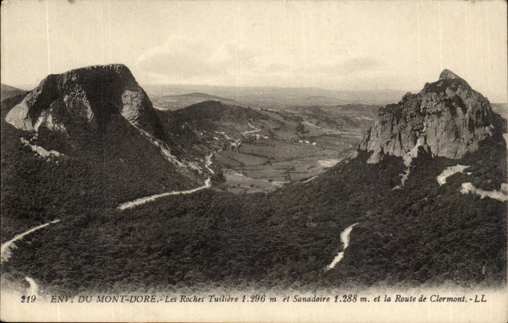 Puy de Dome- Environs de Mont Dore- les Roches Tuiliere 1 296m- et Sanadoire 1 288m et la route de Clermont-CPA