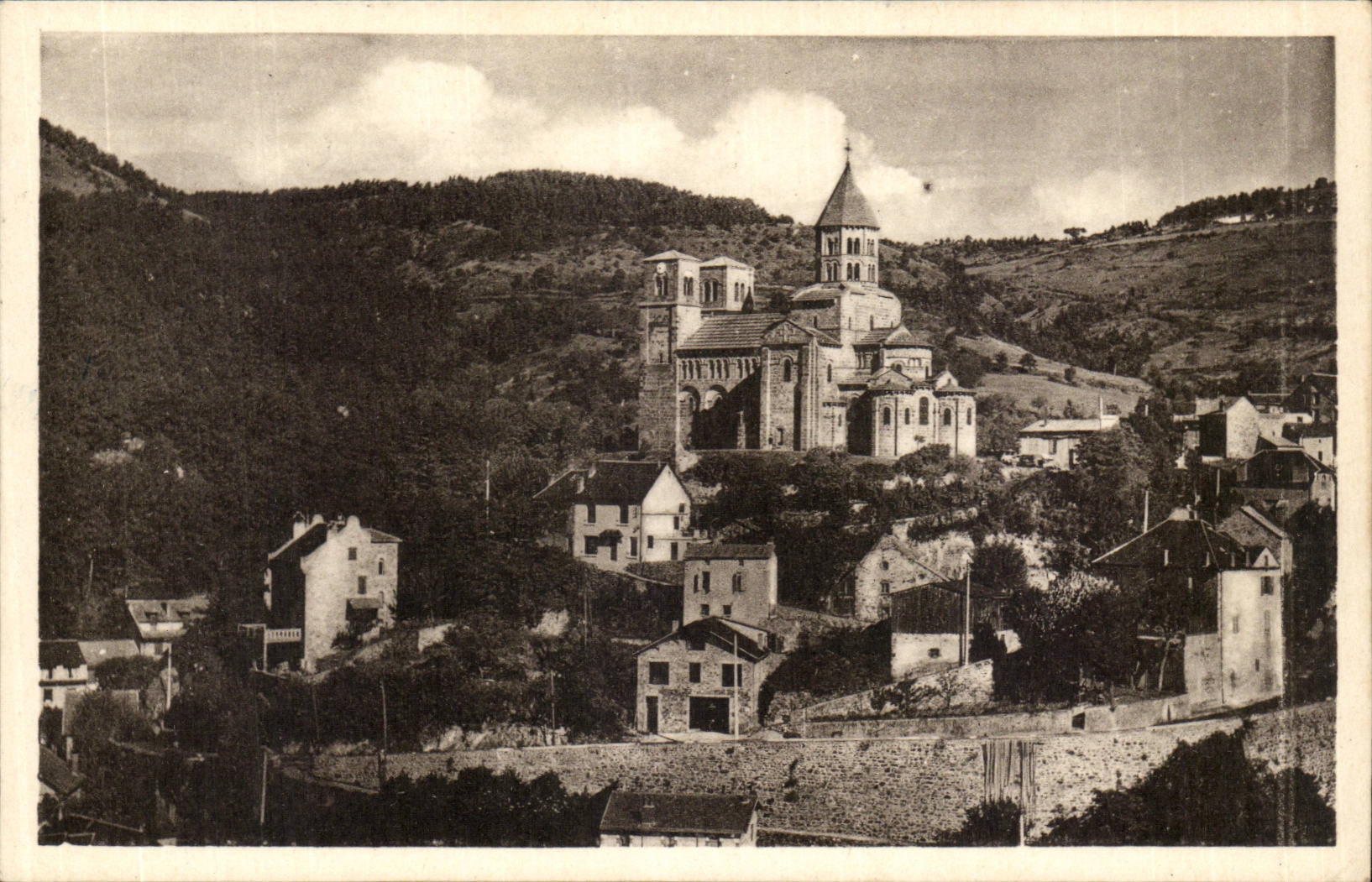 Puy de Dome- Saint-Nectaire-Les-Bains-L'Eglise- -CPA