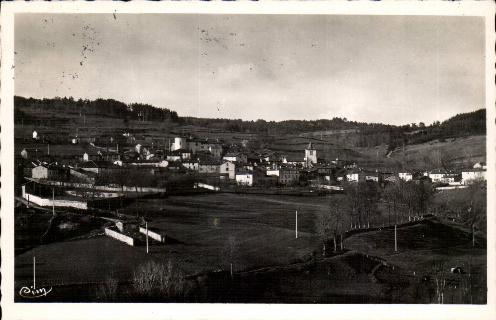 St-Bonnet-le-Chastel — Vue générale, côté Sud — Photo Combier Nacón