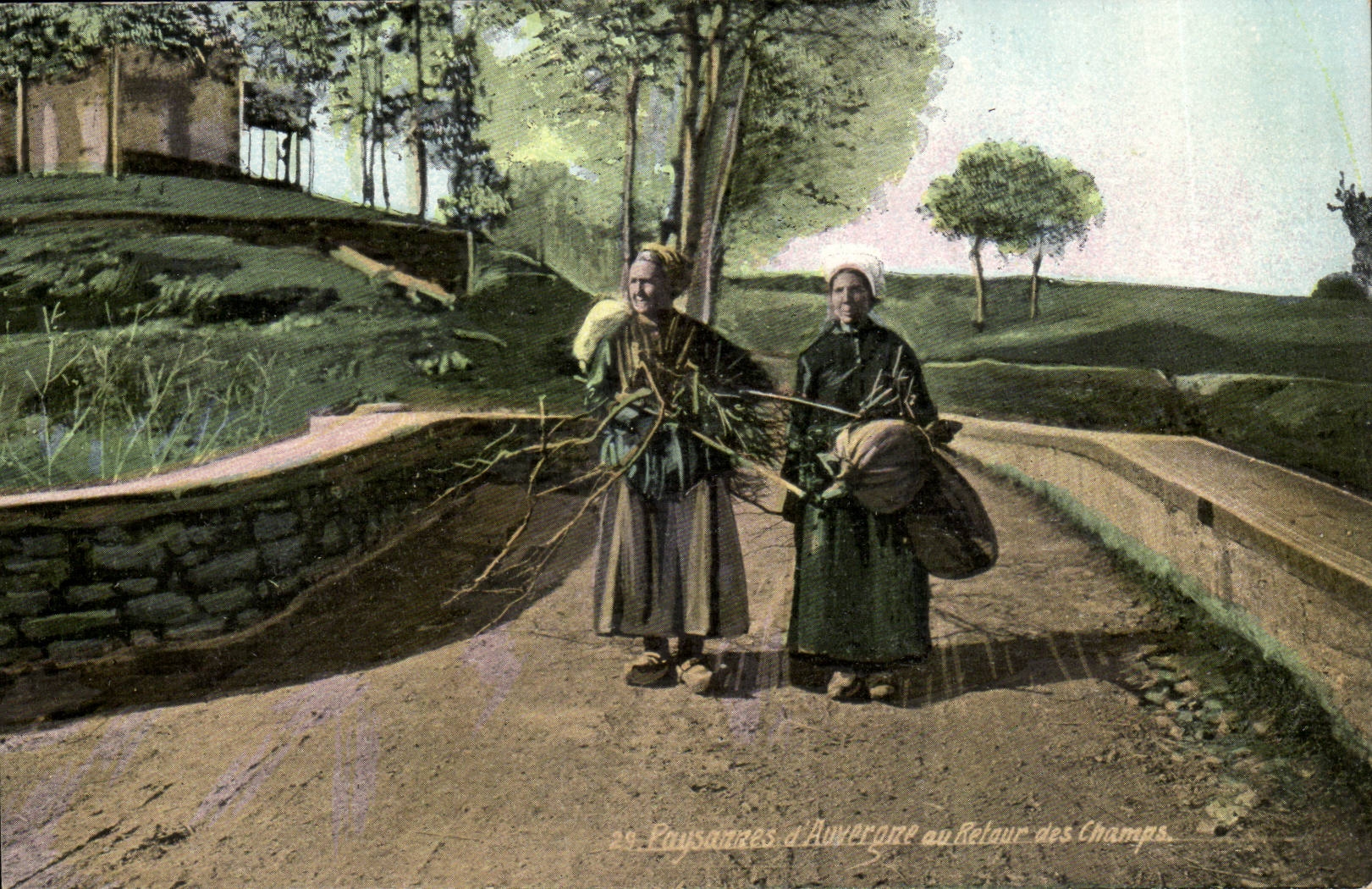 Paysannes d'Auvergne au Retour des Champs — éditeur L.V. & Ch.
