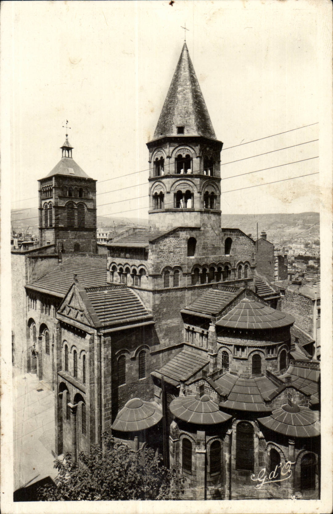 Clermont-Ferrand — Église Notre-Dame-du-Port (XIIe s.) — Photo-Edition GOUTTEAS, Ollargues