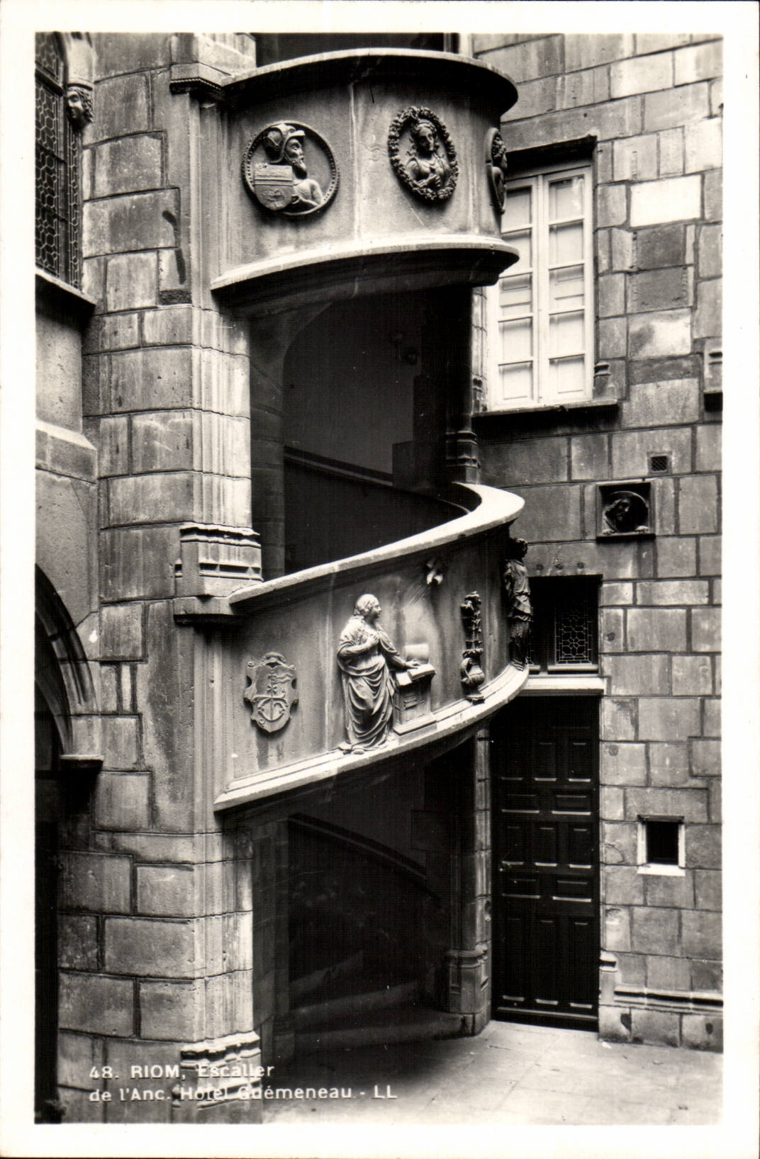 Riom, Treppenhaus des Ancien Hôtel Gdémenneau — LL, n°48