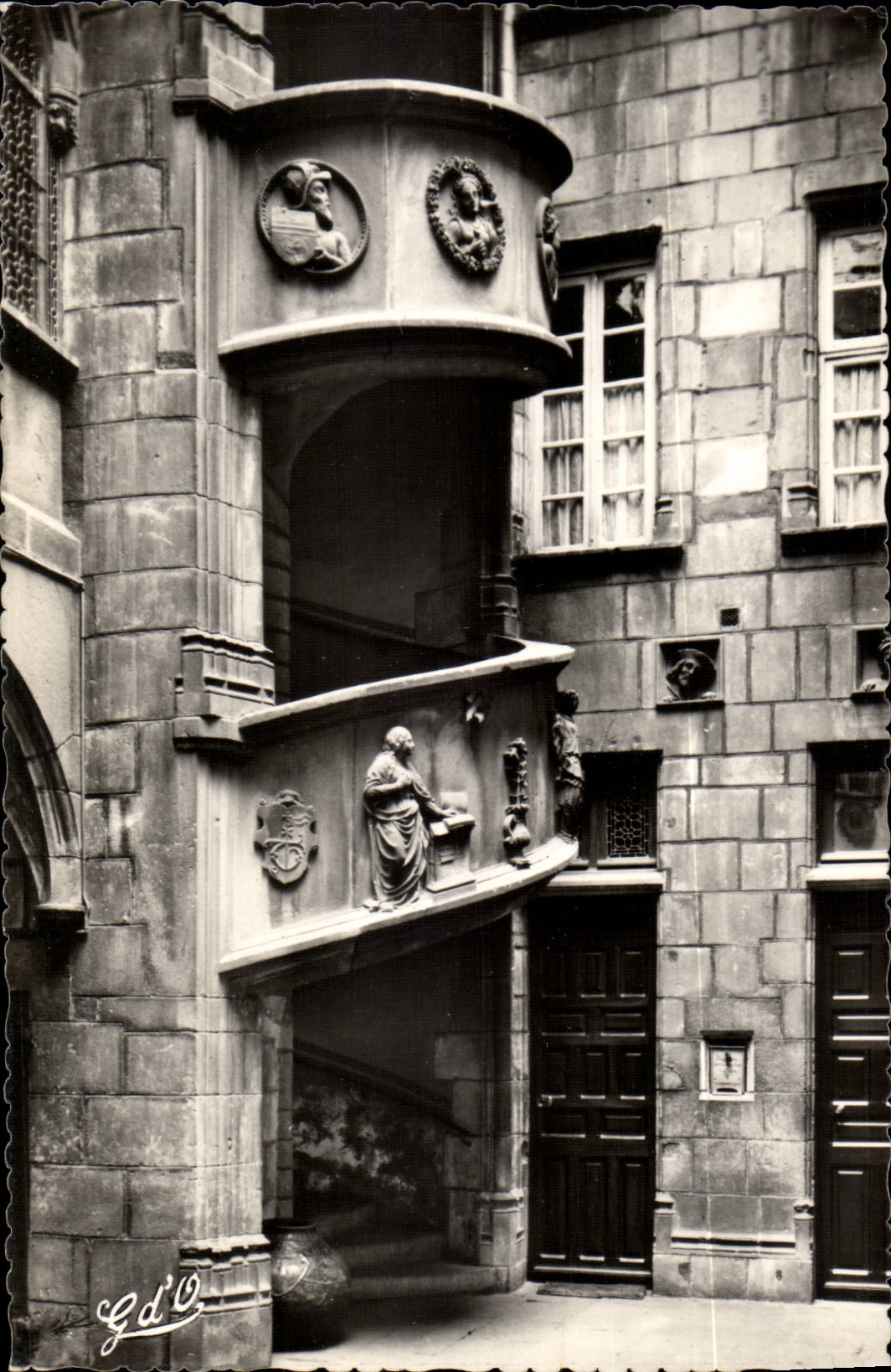 Renaissancehof und Treppenhaus — Vor der Uhrenturm — Gd'O, Ollières (P.-de-D.)