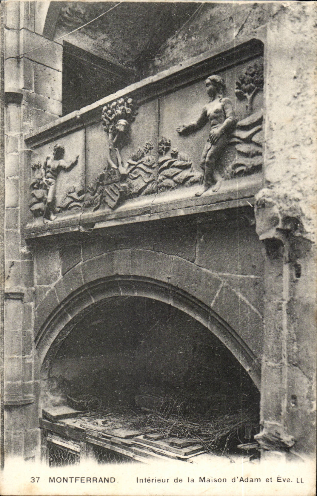 Montferrand — Intérieur de la Maison d'Adam et Ève — LL