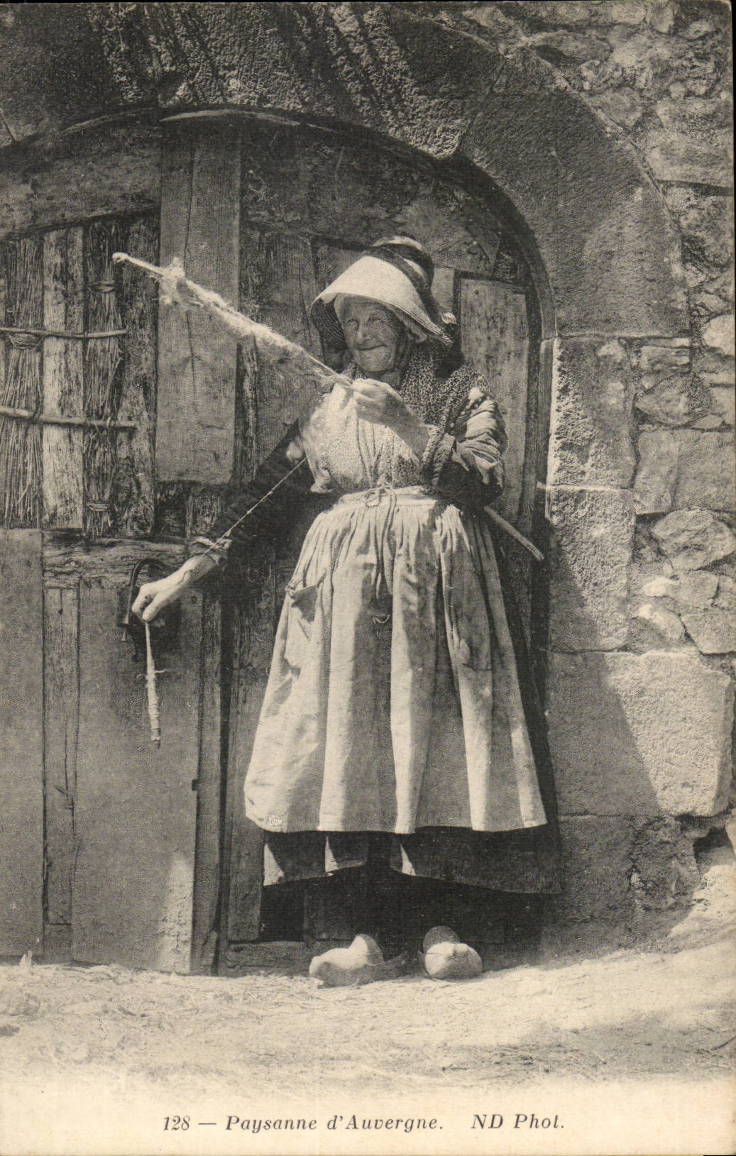 Paysanne d'Auvergne — ND Phol. — n° 128