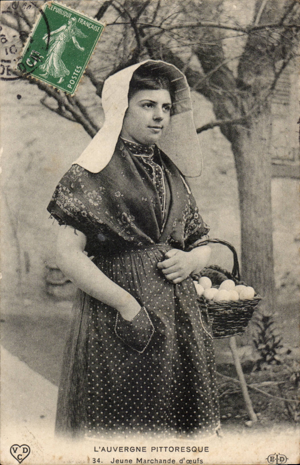 L'Auvergne pittoresque — Jeune marchande d'œufs — EID, n°34