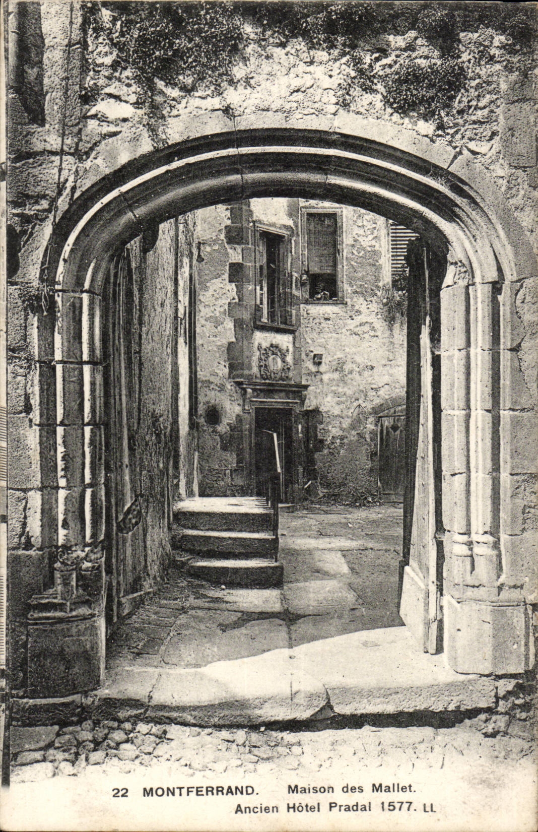 Montferrand — Ancien Hôtel Pradal 1577 — LL