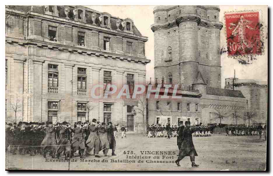 Vincennes — Intérieur du Fort, Exercice de Marche du Bataillon de Chasseneufs — E. Malcuit, phot. édit., Paris
