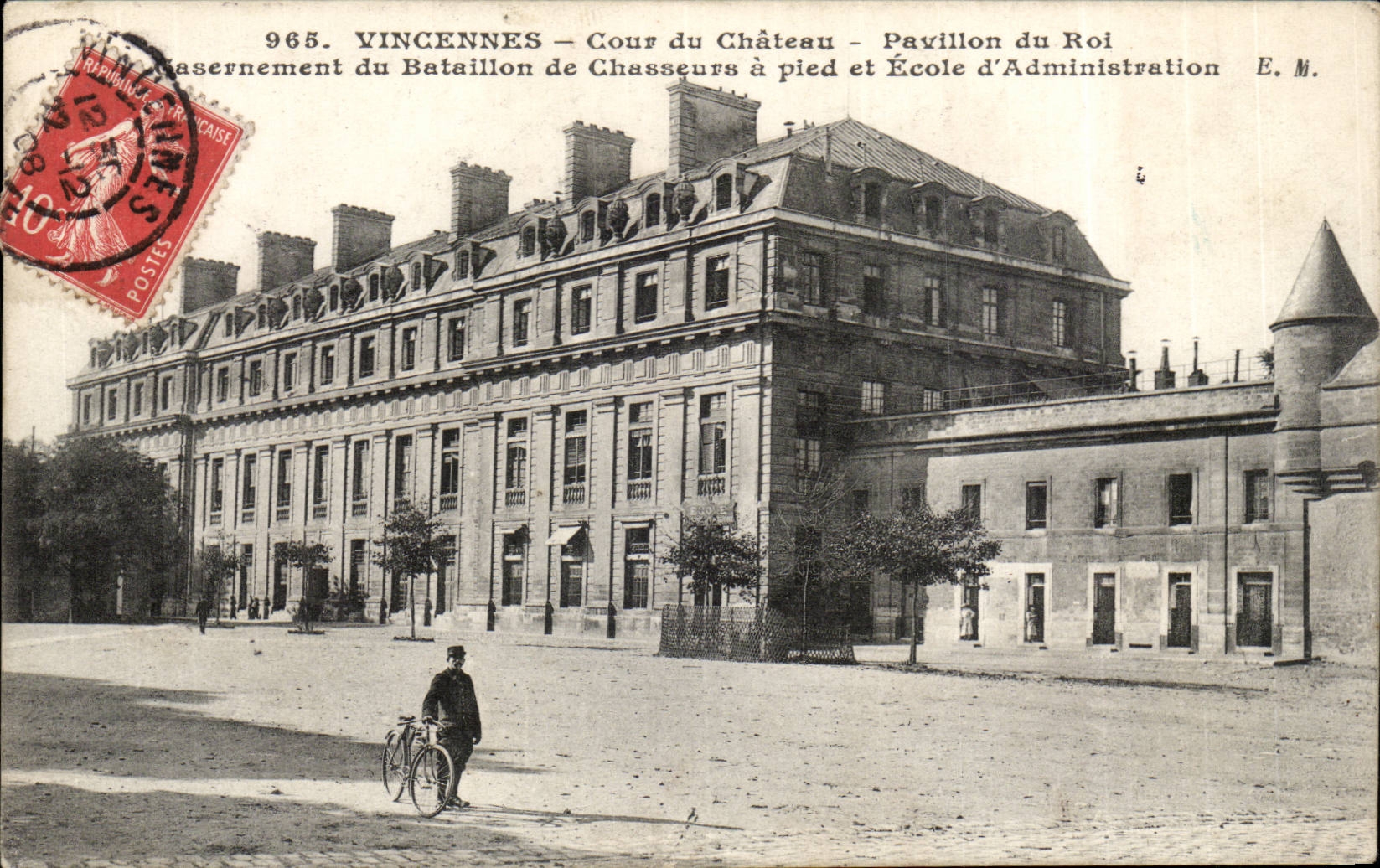 Vincennes — Cour du Château — Pavillon du Roi — Casernement du Bataillon de Chasseurs à pied et École d'Administration — E. M.