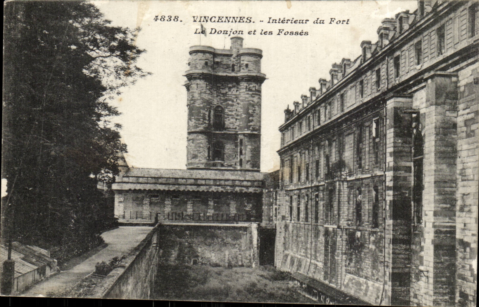 Vincennes - Intérieur du Fort, Le Donjon et les Fossés — éditeur anonyme, n° 4838