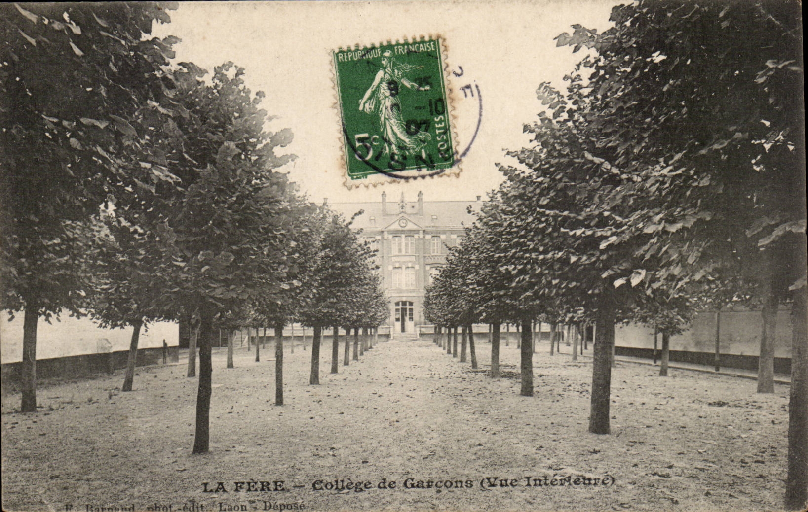 La Fère — Collège de Garçons (Vue Intérieure) — R. Batouard phot.édit. Laon Déposé
