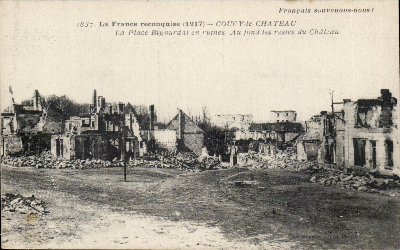 Coucy-le-Château — Place Bigourdal en ruines en 1917 — Phototypie Boudin, Paris